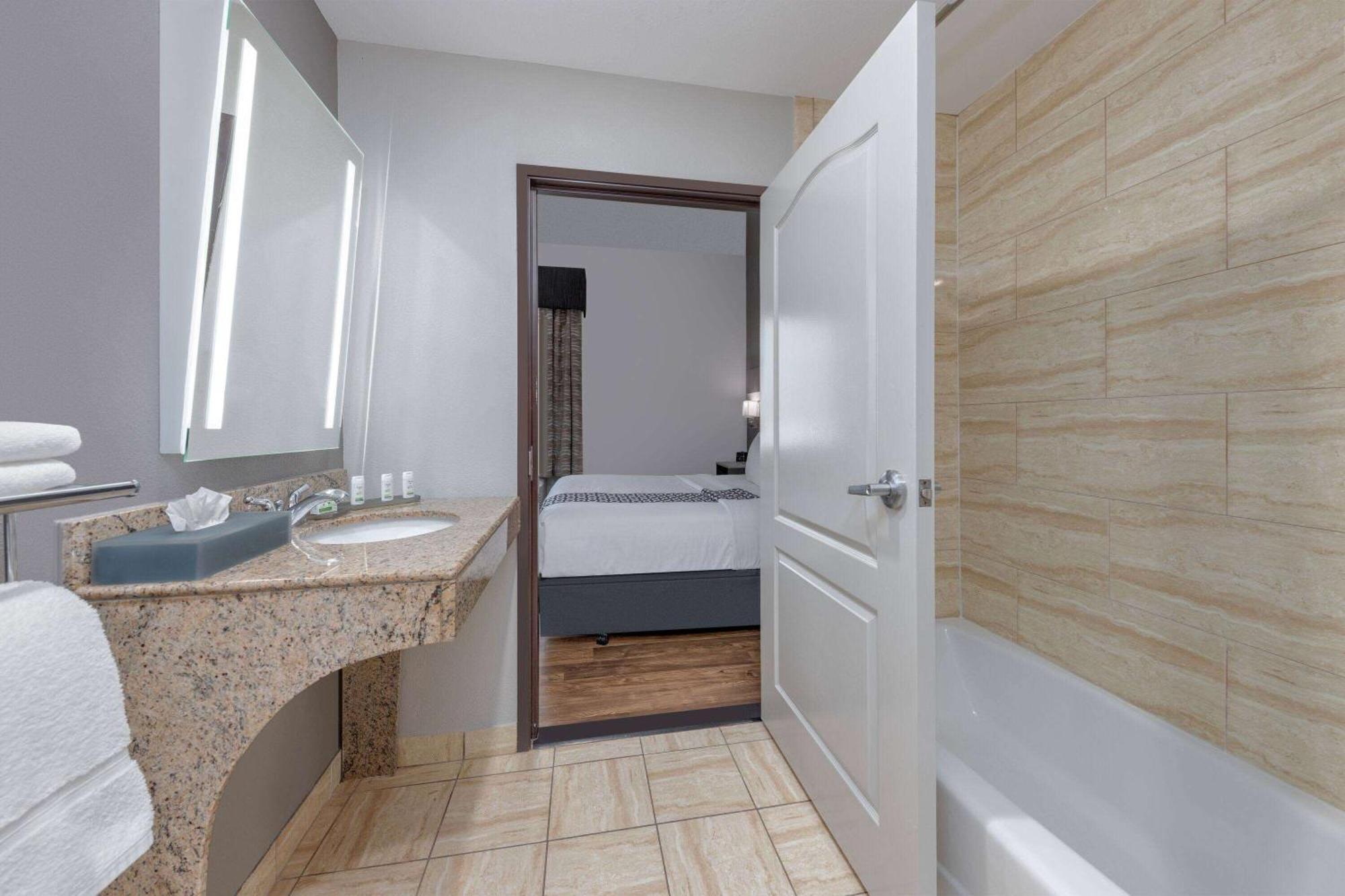 La Quinta By Wyndham Allen At The Village Екстер'єр фото